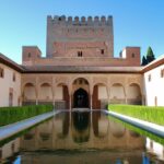 Vista del Patio de los Arrayanes en la Alhambra de Granada, inspiración de los talleres de arte andalusí de Arabesco