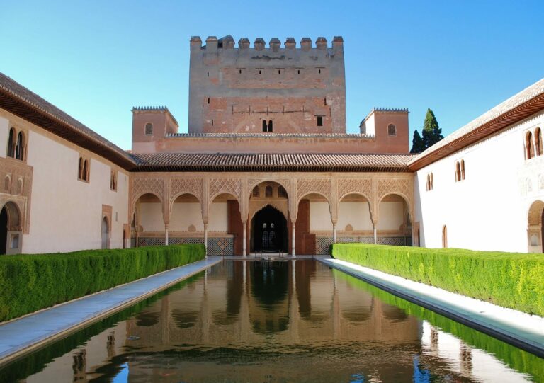 Vista del Patio de los Arrayanes en la Alhambra de Granada, inspiración de los talleres de arte andalusí de Arabesco