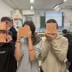 Grupo de adultos mostrando sus obras de arte en taller creativo en Granada - experiencia artística andalusí con Arabesco