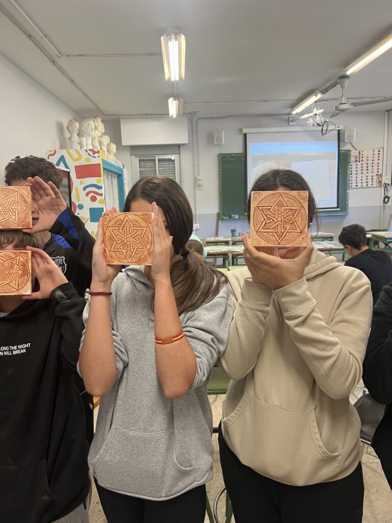 Grupo de adultos mostrando sus obras de arte en taller creativo en Granada - experiencia artística andalusí con Arabesco